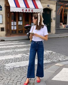 Parisian Style Workwear, French Work Style Women, Classic Style Feminine Work Outfits, Timeless Parisian Style, Summer Outfit Parisian, Spring French Style, Styling With Accessories, French Spring Outfits Parisian Chic, Classic Modern Fashion