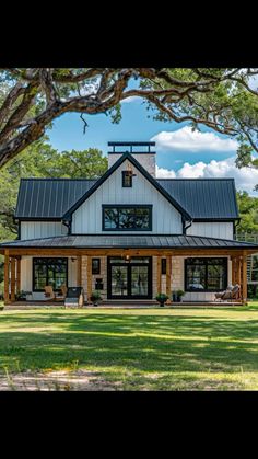 Barndominium Exterior, Barn House Design, Modern Rustic Farmhouse, Farmhouse Style House Plans, Small Farmhouse, Barn Homes, Barn Style House