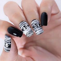 Spookify your nails for Halloween with these awesome Halloween nail art ideas. From creepy eyes to awesome bats, here are some cool ideas to inspire you. Easy Spooky Nail Designs, Mummy Nails, Nails Details, Spider Gel, Halloween Nails Diy, Holloween Nails, Spa Lounge, Halloween Nails Easy, Halloween Acrylic Nails