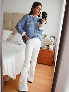 White Flare Jeans Winter Outfit, White Jeans Flare Outfit, White Bootcut Jeans Outfit Winter, White Flare Jeans Outfit Fall, Bootcut White Jeans Outfit, White Flare Jeans Outfit Winter, Flare White Jeans Outfit, White Flared Pants Outfit, White Flared Jeans Outfit