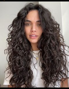 Pelo Ondulado Natural, Naturally Wavy Hair Cuts, Long Layered Curly Hair, Long Curly Haircuts, Natural Curly Hair Cuts, Layered Curly Hair, Curly Hair Photos, Wavy Haircuts, Natural Wavy Hair