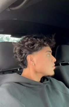 Low Fade Curly Hair, Taper Fade Long Hair, Mens Haircuts Thick Hair, Taper Fade Short Hair, Fade Haircut Curly Hair, Long Curly Hair Men, Taper Fade Curly Hair, Tomboy Haircut, Low Taper