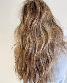 Hair Color That Adds Volume, Sunkissed Beige Balayage, Natural Blonde Hair Medium Length, Natural Layers Medium Hair, Really Light Brown Hair With Highlights, Natural Blended Highlights, Earthy Blonde Hair, California Brunette Hair Light, Blonde Natural Balayage