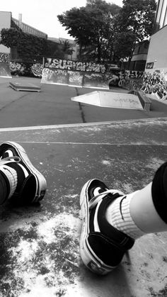 Držení Za Ruce, Vans Wallpaper, Skateboard Photos, Skateboard Aesthetic, Skateboard Photography, Skater Boy, Photos Tumblr, Tumblr Photography, Fete Anime