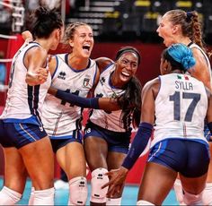 the women's volleyball team is congratulated by each other after their victory