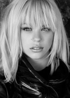 Blonde Lob With Bangs, Fringe Bob Haircut, Kaylyn Slevin, Choppy Bob Hairstyles, Haircut And Color, Haircuts With Bangs, Long Bob, Grunge Hair, Medium Length Hair Cuts