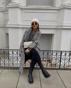 Chunky Black Boots Outfit, Chunky Ankle Boots Outfit, Chelsea Boots Women Outfit, Very Cold Winter Outfits, Black Chelsea Boots Women, Cold Winter Outfits, Ankle Boots Outfit, Aylin Koenig