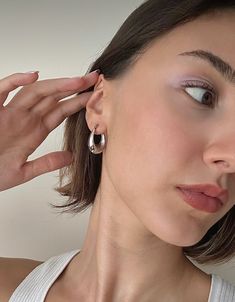 #earrings #jewelry #silver #aesthetic #silverjewelry Chunky Silver Hoop Earrings Aesthetic, Silver Earing Aesthetic, Silver Earrings Aesthetic Elegant, Silver Earring Aesthetic, Earings Aesthetics Silver, Silver Hoops Outfit, Silver Chunky Earrings, Silver Hoop Earrings Outfit, Silver Aesthetic Jewelry