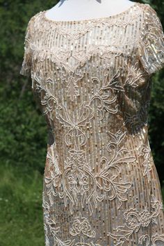 Deco style beaded pattern on this fabulous flapper dress! Perfect wedding party dress If you want more length we could add a beaded fringe at the hemline. Many more pics on fb: https://www.facebook.com/RetroVintageWeddings1920s1930s/photos/a.3055104071252282/3055104534585569/?type=3&theater Gatsby Wedding Dress, 1930s Style, Deco Dress, Art Deco Dress, Wedding Dresses Beaded, Beaded Wedding, 1930s Fashion, Tres Chic, Beaded Fringe