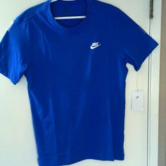 New Nike Sportswear "Club Embroidered Tee" Men's Blue White T-Shirt L Ar4997-480 Size Large Color: Blue And White Measurements: Pit To Pit 20.5" Top Of Collar To Hem 29" "Embroidered Logo Tee" Graphic Design - Front 100% Cotton Brand New 060724nslpm(97) Blue Crew Neck T-shirt For Sports Season, Blue Moisture-wicking Sportswear T-shirt, Blue T-shirt With Three Stripes Branding For Streetwear, Casual T-shirt With Embroidered Logo For Sports Season, Sporty Blue Shirt For Sports, Sports Season Embroidered Logo Crew Neck T-shirt, Blue Cotton T-shirt With Embroidered Logo, Blue Cotton Moisture-wicking Shirt, Blue Sports T-shirt With Logo Print