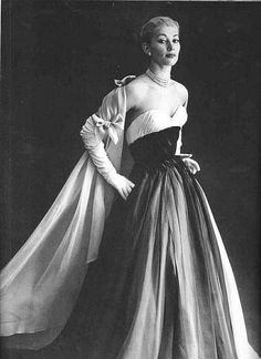 Balmain 1950s, Carroll Baker, Vogue Vintage, Glamour Vintage, Fashion 1950s, Vintage Fashion Photography, French Fashion Designers, Dior Fashion