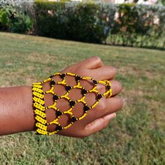 100 % Hand made. This Zulu beaded glove is also a Zulu love letter. Depending on the colors. Makes a great gift for Brides or Girlfriend. It adds a spark to any outfit. It is 8.5 inches long fits most adults . Festival Beaded Bracelets With Black Beads, Beaded Wristlet Gift, Unique Yellow Beaded Bracelets For Festival, How To Make Gloves, South African Jewelry, African Beaded Bracelets, Beaded Gloves, Zulu Women, African Jewellery