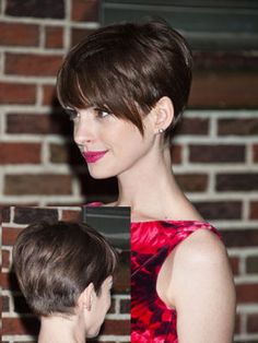 Anne Hathaway growing out a pixie haircut. if i could get my fine hair to stack up in the back, this would be the thing/ Short Brown Haircuts, Short Brown Hair, Corte Pixie, Anne Hathaway, Pixie Cuts