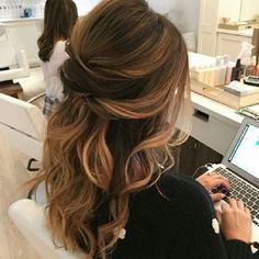 Half up half down wedding hairstyles,partial updo bridal hairstyles - a great options for the modern bride from flowy bohemian to clean contemporary Partial Updo, Wavy Wedding Hair, Wedding Hairstyles Half Up Half Down, Half Updo, Half Up Hair, Wedding Hair And Makeup, Design Wedding