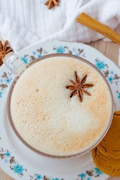 Turn your kitchen into a barista station with our easy chai latte recipe. Whether you're using a concentrate from Trader Joe’s or making your own, you’ll discover how simple it is to create a chai tea latte that rivals those from Starbucks. This guide includes tips for a low-calorie drink, using almond or oat milk, and even how to make it vegan or sugar-free. Easy Chai Latte Recipe, Chai Concentrate Recipe, Hot Tea Recipes, Chai Latte Recipe, Iced Chai Latte, Latte At Home, Tea Latte Recipe, Milk Tea Recipes