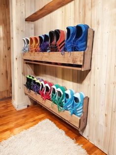 Shoe Rack Garage, Homemade Shoe Rack, Shoe Rack Wall, Shoe Organization Small Space, Rustic Shoe Rack, Shoe Organization Diy, Wall Mounted Shoe Storage, Shoes Display