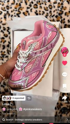 Apparel Design Inspiration, Girl Sneakers, Jordan Shoes Girls, Treat Ideas, Cute Nike Shoes