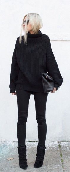 #streetstyle all black skinny jeans  sweater                                                                                                                                                     More 100 Winter Outfits, Mode Costume, Tas Fashion, Black Turtleneck, Outfit Look