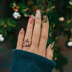 Sophisticated christmas nail design ideas featuring chic and festive styles Poinsettia Nails, Christmas Nail Design, Glitter Snowflakes, Christmas Gel, Christmas Gel Nails, Nail Design Ideas, Snowflake Nails, Gel Nail Designs, Elegant Nails