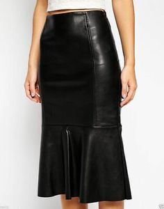 Stylish Black Women, Stylish Skirts, Knee Skirts, Black Leather Skirts, Black Knees, Leather Jacket Black, Women's Skirts, Latest Outfits, Black Skirt