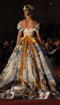 Dolce & Gabbana - Alta Moda Autumn-Winter 2017 Couture in Palermo stunning luxe off the shoulder ballgown PINTEREST: @eva_darling Gaun Koktail, Flowers In Her Hair, Bohemian Mode, Chanel Couture, فستان سهرة, Mode Inspiration