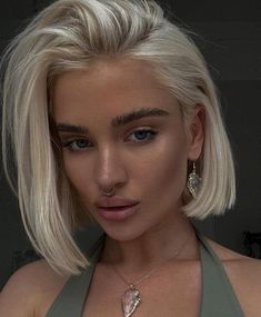 Short Platinum Blonde Hair, Blonde Hair Inspiration, Platinum Blonde Hair, Hair Crush, Bleached Hair, Short Blonde Hair, Hair Inspo Color, Platinum Blonde