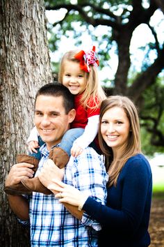 Simple family poses for family of three! Kids love going on the shoulders- so use that to your advantage! Family Portrait posing, Cute poses for family of three, What to wear for family portraits, Outdoor Family photography Family 3 Photo Poses, Fam Picture Ideas, Family Picture Poses For 3, Family Of 3 Photo Ideas, Photoshoot Ideas Family, Cute Family Photos, Fun Family Photos, Outdoor Family Photography