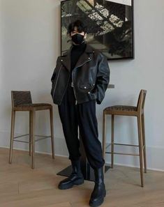 Streetware Outfits Men, Black Outfit Men, Bts Inspired Outfits, Outfits For Men, Mens Trendy Outfits, Guys Clothing Styles, Travel Outfits, Leather Jacket Outfits