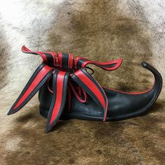 LUCIEN, medieval leather shoes from Bohemia. Jester Costume Male, Starchild Costume, Jester Outfit, Ren Faire Outfits, Red Goth, Jester Costume, Clown Shoes, Dr Shoes, Send In The Clowns