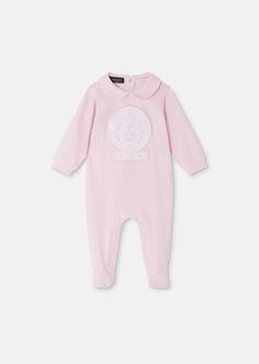 This soft and cozy baby sleepsuit with footies features an embroidered Medusa and Versace Logo motif. Angel Clothes, Luxury Baby Clothes, Versace Pink, Baby Rosa, Versace Kids, Designer Baby Clothes, Versace Logo, Designer Kids, Designer Kids Clothes