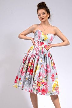 Midi dress with straps for special occasion. Stunning midi floral dress with head turning designs this season. We have a plus size tax of 25% for sizes over our standard size 48 (110 bust, 91 waist and 116 hips). We do not have patterns over 48 so we process everything by hand so the costs of managing plus size orders are almost double. Summer Dress Elegant, Midi Floral Dress, Taffeta Dress, Wrap Midi Dress, Dress Linen, Heart Dress, Floral Dress Summer, Bodycon Midi, Dress Elegant