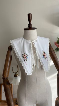 embroidered peterpan collars Vintage Doll Collar Detachable Collars, Cotton Peter Pan Collar With Detachable Option, Vintage Detachable Doll Collar, White Lace Collar For Spring, White Lace Peter Pan Collar, Thread Work Designs, Peterpan Collar, Handmade Bib, Bib Collar