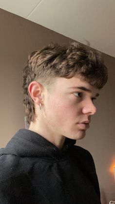 mullet make Mens Trendy Mullet, Mullet Male Hair, Retro Mullet Men, Mullet Variations Men, Male Mullets, Male Curly Mullet, Mullets Mens Modern, Mullet Men Aesthetic, Mullets Men