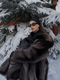 Fur Headband Aesthetic, Slavic Winter Outfit, Russian Woman Style, Winter Outfits Snow, Winter Coat Outfits