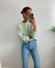 Pastel Tones Outfit, Mom Outfits Colorful, Warm Easter Outfits For Women, Simplistic Clothing, Relaxed Jeans Outfit, Chic Jeans Outfit, Mode Inspo, Spring Summer Outfits