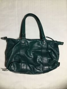 Club Monaco Medium Green Leather Shoulder Bag. Condition is "Pre-owned". Shipped with USPS Priority Mail. Casual Shoulder Bag With Leather Backing For Errands, Casual Textured Leather Satchel With Double Handle, Casual Textured Leather Double Handle Satchel, Green Textured Leather Shoulder Bag For Errands, Green Textured Leather Shoulder Satchel, Green Shoulder Bag With Leather Backing For Daily Use, Green Leather Casual Satchel, Soft Leather Satchel For Errands, Casual Leather Satchel For Errands