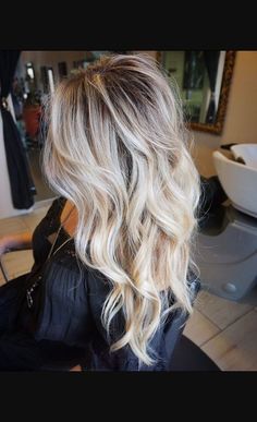 Gorgeous blonde waves Platinum Blonde Balayage Dark Roots, Black Roots Blonde Hair, Dark Roots Blonde Hair Balayage, Blonde Hair Balayage, Roots Blonde Hair, Yellow Blonde Hair, Dark Roots Blonde, Blonde Hair With Roots, Blonde Ends