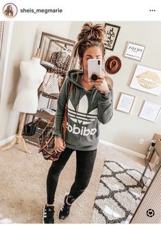 Leggings Hoodie Outfit, Look Adidas, Look Grunge, Womens Athletic Outfits, Look Legging, Tennis Shoes Outfit, Adidas Hoodie, Athleisure Outfits, Teenager Outfits