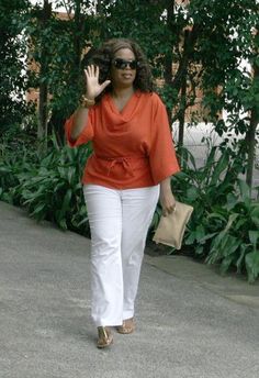 Oprah Winfrey Style, Fashion For Women Over 60 Outfits, Dress Over 50, Moda Over 50, Moda Over 40, Mode Ab 50, 60 Outfits, Dressing Over 50, White Pants Outfit