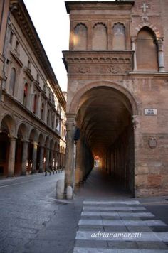 an archway between two buildings on the street