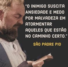 a man reading a book in front of a black background with spanish words on it