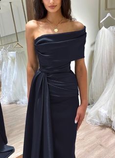 Classy Satin Dress, Off Shoulder Silk Dress, Bridesmaid Dresses Silk, Event Dresses Classy, Off Shoulder Prom Dress, Train Prom Dresses, Dresses With Split, Casual Bridesmaid Dresses, Satin Prom Dresses