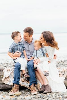 a man, woman and two children are sitting on a rock at the beach with text overlay that reads consuutoio picologico