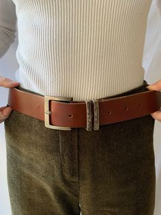 Leather brown belt vintage 80s  Introducing our new brown leather belt with a square  buckle, designed for those who appreciate elegance and high quality. This belt is the epitome of modern sophistication. Crafted from high-quality genuine leather, it not only adds refinement to your look but also serves as a durable and reliable accessory in your wardrobe. The belt accentuates your waist, creating a striking silhouette. The square buckle adds a touch of sophistication and completes the stylish ensemble. This belt pairs perfectly with various outfits, from casual to formal. Experience comfort and style every day with our brown leather belt. It not only highlights your individuality but also becomes a faithful companion to your style. The sizes are adjustable for a perfect fit. Let your sty Brown Belt Buckles For Workwear, Modern Formal Belt With Antique Buckle, Elegant Brown Rectangular Belt, Brown Belt With Rectangular Buckle For Business, Vintage Leather Belt Rectangular Shape, Classic Vintage Brown Belt With Antique Buckle, Classic Brown Rectangular Belt Buckles, Classic Vintage Brown Belt Buckle With Belt Included, Retro Brown Belt Buckle With Belt Included