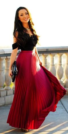 Maxi Skirt Outfit Ideas, Maxi Skirt Outfit, Red Pleated Skirt, Accordion Skirt, Skirt Outfit Ideas, Stile Hijab, Hot Skirts, Maxi Rok, Grunge Dress