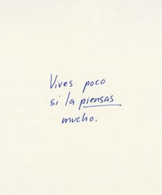 a piece of paper with writing on it and a clock in the background that reads, vies poco si la prensas mucho