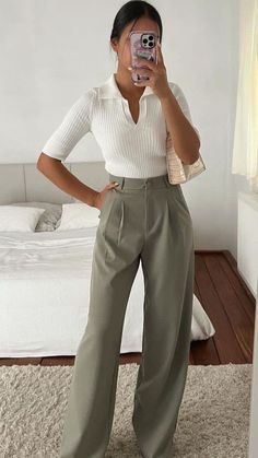 Impress at meetings with 20+ Business Professional Outfits! 👗💼 Featuring Stylish Work Attire, Buissnes Outfit Women, and Èšinute Business Casual. Redefine Business Casual Outfits For Work with these chic ideas. Job Interview Outfit, Casual Work Outfits Women, Chic Business Casual, Casual Professional