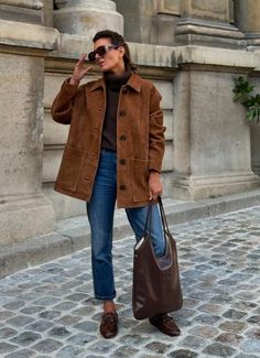 Easy Autumn Outfits, Autumn Outfits Casual, Brown Suede Jacket Outfit, Camel Blazer Outfit, Suede Jacket Outfit, Casual Trendy Outfits, Suede Outfit, Simple Fall Outfits, Brown Cardigan