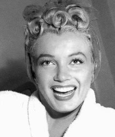 Pin Curl Tutorial, Marilyn Monroe Hair, Marilyn Monroe Gif, Pin Curl, Curl Tutorial, Vintage Curls, Hairstyles Tutorial, Hairstyles Curls