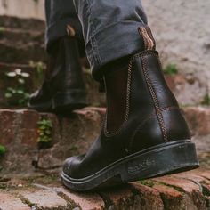 Men's Dress Boots, Blundstone Women, Smart Work, Blundstone Boots, Mens Dress Boots, Brown Chelsea Boots, Unisex Dress, Chestnut Brown, Leather Chelsea Boots